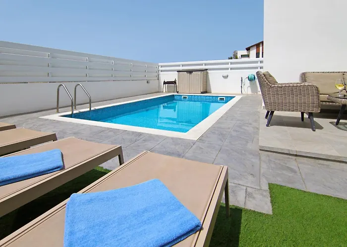 Dina פרוטאראס